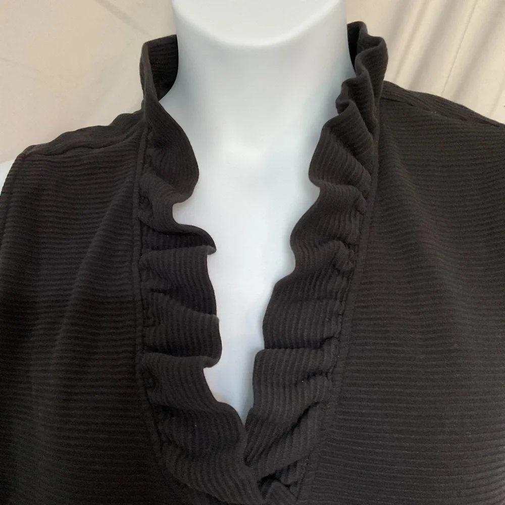 Crown & Ivy Ruffled Collar Top. Black. Size 4x. Sleeveless - Picture 2 of 3